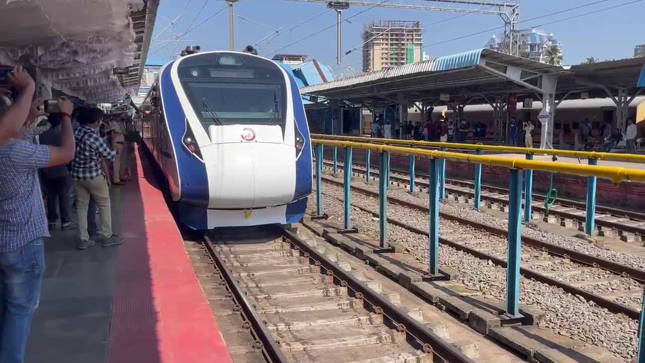ಮಂಗಳೂರು-ಮಡಗಾಂವ್ ಹಾಗೂ ಕೊಯಮತ್ತೂರು-ಬೆಂಗಳೂರು ವಂದೇ ಭಾರತ್ ರೈಲಿಗೆ ಚಾಲನೆ ಕೊಟ್ಟ ಪ್ರಧಾನಿ ಮೋದಿ ಮಂಗಳೂರು-ಮಡಗಾಂವ್ ಹಾಗೂ ಕೊಯಮತ್ತೂರು-ಬೆಂಗಳೂರು ವಂದೇ ಭಾರತ್ ರೈಲಿಗೆ ಚಾಲನೆ ಕೊಟ್ಟ ಪ್ರಧಾನಿ ಮೋದಿ