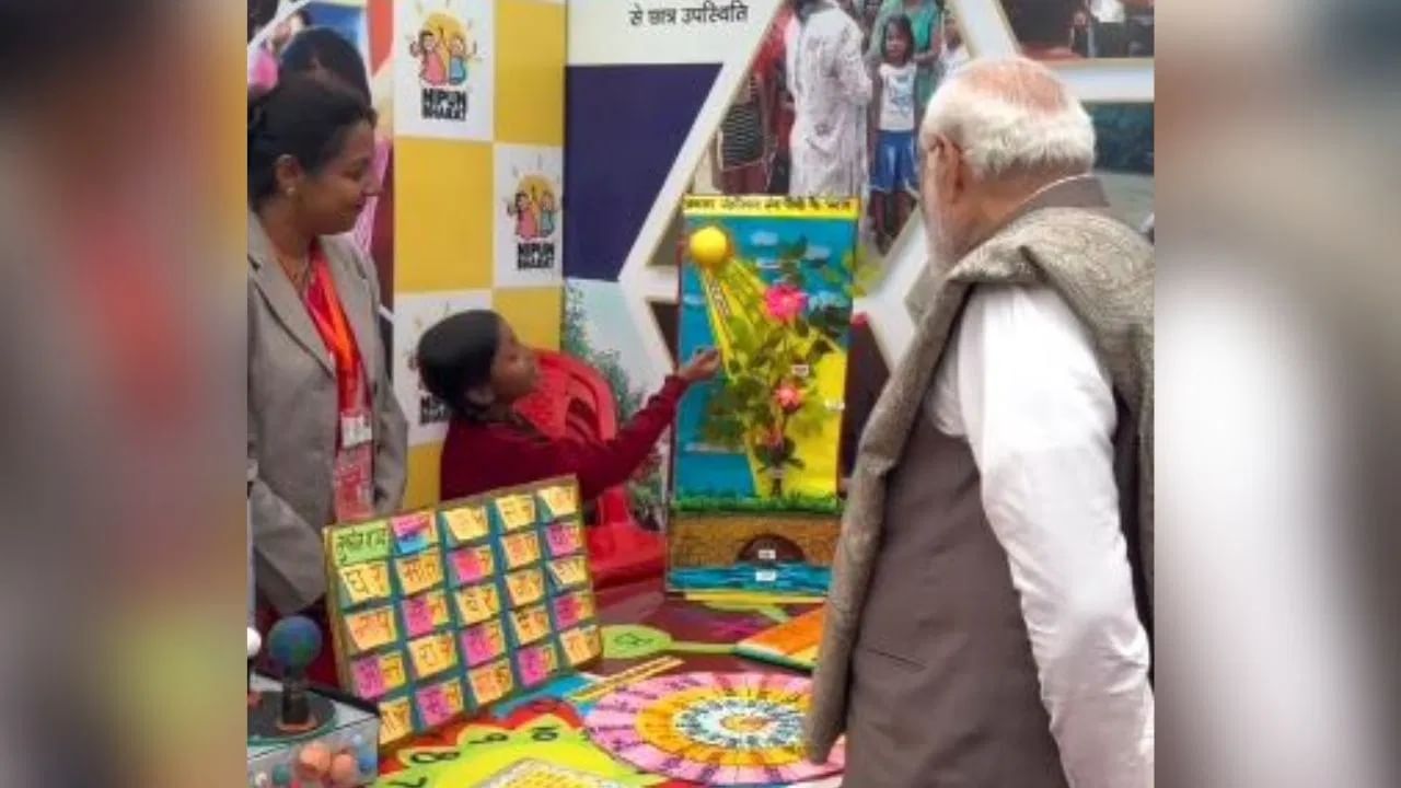 ವಾರಾಣಸಿ: ಪುಟ್ಟ ಬಾಲಕಿಯ ಕವಿತೆಗೆ ಮಾರುಹೋದ ಪ್ರಧಾನಿ ಮೋದಿ - ಇಲ್ಲಿದೆ ವಿಡಿಯೋ ವಾರಾಣಸಿ: ಪುಟ್ಟ ಬಾಲಕಿಯ ಕವಿತೆಗೆ ಮಾರುಹೋದ ಪ್ರಧಾನಿ ಮೋದಿ - ಇಲ್ಲಿದೆ ವಿಡಿಯೋ