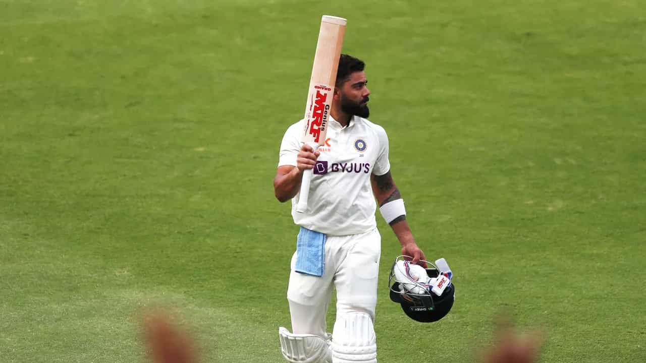 ಸೆಂಚುರಿಯನ್ನಲ್ಲಿ ನಡೆದ ಸೌತ್ ಆಫ್ರಿಕಾ ವಿರುದ್ಧದ ಮೊದಲ ಟೆಸ್ಟ್ ಪಂದ್ಯದ ಮೊದಲ ಇನಿಂಗ್ಸ್ನಲ್ಲಿ 38 ರನ್ ಬಾರಿಸುವ ಮೂಲಕ ವಿರಾಟ್ ಕೊಹ್ಲಿ (Virat Kohli) ಹೊಸ ದಾಖಲೆ ಬರೆದಿದ್ದಾರೆ. ಅದು ಕೂಡ ಟೀಮ್ ಇಂಡಿಯಾ ನಾಯಕ ರೋಹಿತ್ ಶರ್ಮಾ (Rohit Sharma) ಅವರನ್ನು ಹಿಂದಿಕ್ಕುವ ಮೂಲಕ ಎಂಬುದು ವಿಶೇಷ.