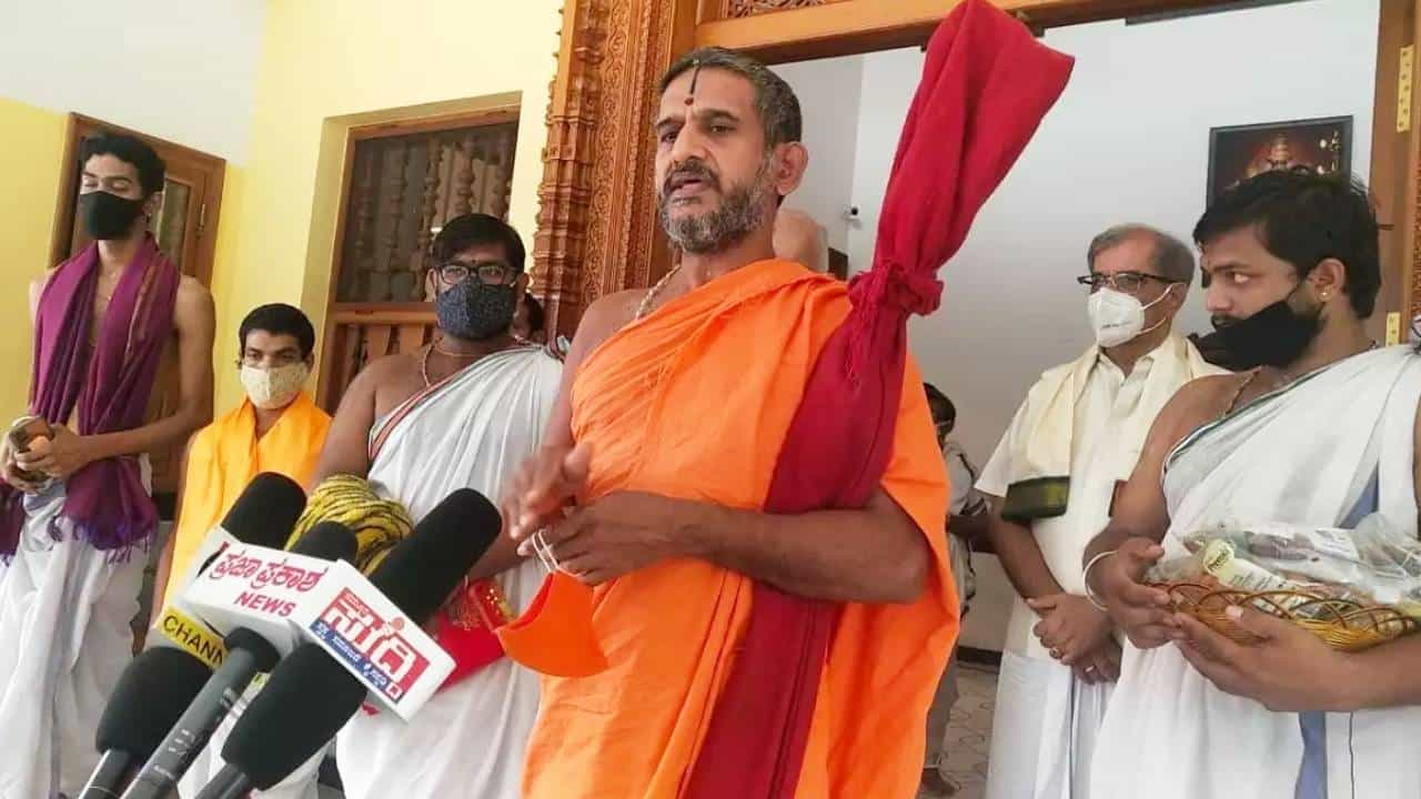 ಹಿಜಾಬ್ ನಿಷೇಧ ವಾಪಸ್; ಸಿಎಂ ಹೇಳಿಕೆಗೆ ಪೇಜಾವರ ಶ್ರೀಗಳು ಅಸಮಾಧಾನ ಹಿಜಾಬ್ ನಿಷೇಧ ವಾಪಸ್; ಸಿಎಂ ಹೇಳಿಕೆಗೆ ಪೇಜಾವರ ಶ್ರೀಗಳು ಅಸಮಾಧಾನ