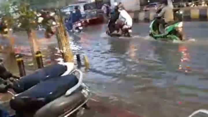 ಮೆಟ್ರೋ ಕಾಮಗಾರಿ, ಬಿಬಿಎಂಪಿ ಅಧಿಕಾರಿಗಳ ನಿರ್ಲಕ್ಷ್ಯ: ರಸ್ತೆಗೆ ಹರಿದ ಕೊಳಚೆ ನೀರು ಮೆಟ್ರೋ ಕಾಮಗಾರಿ, ಬಿಬಿಎಂಪಿ ಅಧಿಕಾರಿಗಳ ನಿರ್ಲಕ್ಷ್ಯ: ರಸ್ತೆಗೆ ಹರಿದ ಕೊಳಚೆ ನೀರು
