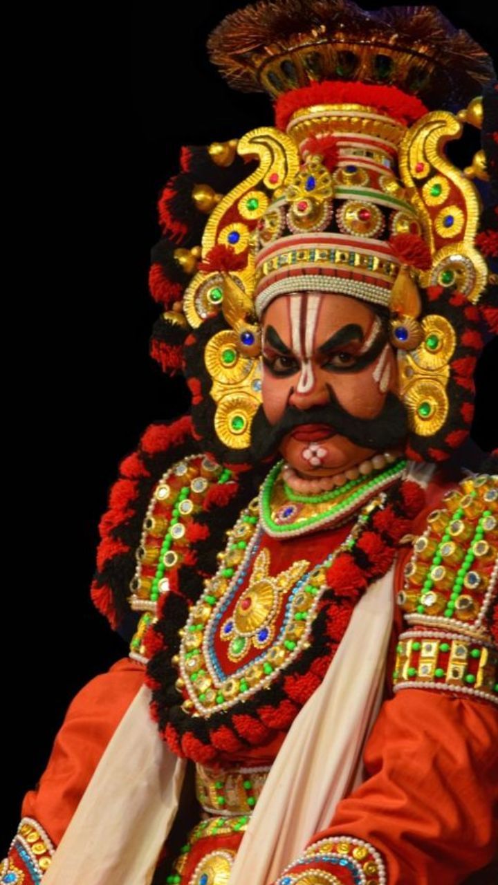 ರಾತ್ರಿಯಿಂದ ಬೆಳಗಿನ ಜಾವದವರೆಗೆ ಯಕ್ಷಗಾನ ಪ್ರದರ್ಶನಕ್ಕೆ ಇರುವ ನಿರ್ಬಂಧ ಪ್ರಶ್ನಿಸಿ ಬೆಂಗಳೂರಿನ ಭಕ್ತ ಹಾಗೂ ದೇವಸ್ಥಾನದ ಭಕ್ತರಾದ ಕೃಷ್ಣ ಕುಮಾರ್ ಅವರು ಅರ್ಜಿ ಸಲ್ಲಿಸಿದ್ದರು.