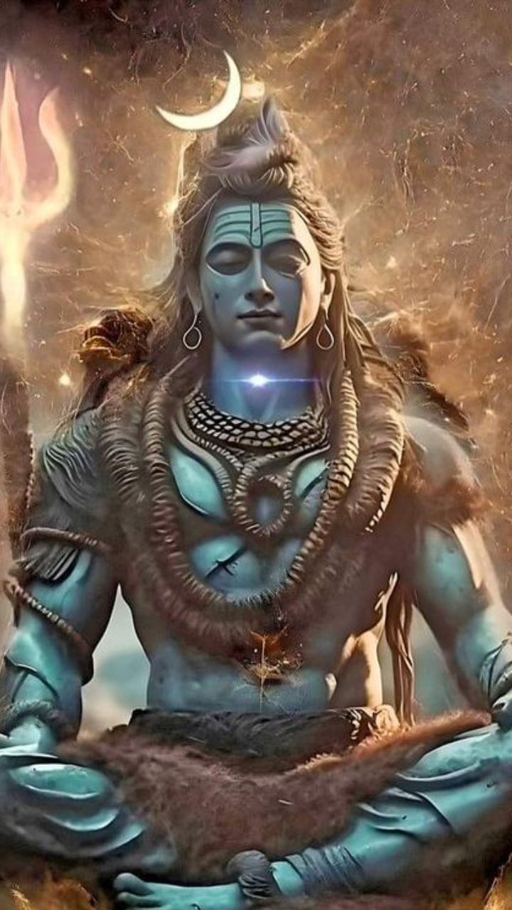 ತ್ರಿಮೂರ್ತಿಗಳಲ್ಲಿ ಒಬ್ಬನೆಂದು ಶಿವನನ್ನು ಪರಿಗಣಿಸಲಾಗುತ್ತದೆ.