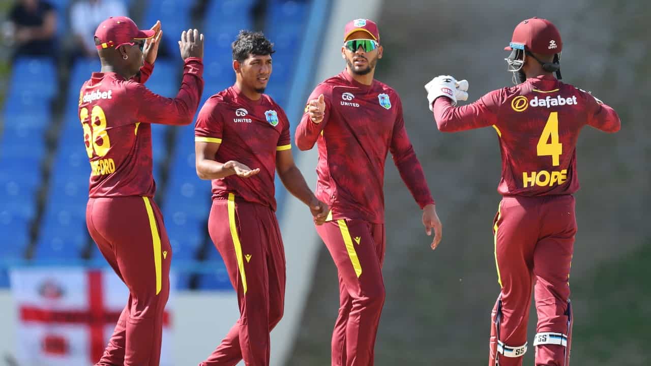 ಇಂಗ್ಲೆಂಡ್ ವಿರುದ್ಧ ನಡೆದ ಮೊದಲ ಏಕದಿನ ಪಂದ್ಯದಲ್ಲಿ ವೆಸ್ಟ್ ಇಂಡೀಸ್ ತಂಡವು 4 ವಿಕೆಟ್ಗಳ ಭರ್ಜರಿ ಜಯ ಸಾಧಿಸಿದೆ. ಈ ಪಂದ್ಯದಲ್ಲಿ ಮೊದಲು ಬ್ಯಾಟ್ ಮಾಡಿದ ಇಂಗ್ಲೆಂಡ್ 50 ಓವರ್ಗಳಲ್ಲಿ 325 ರನ್ಗಳಿಸಿ ಆಲೌಟ್ ಆಗಿತ್ತು.