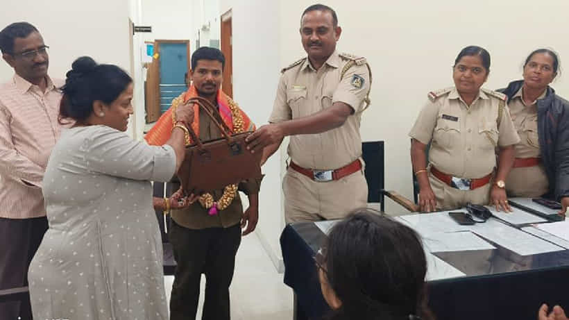 ಚಿನ್ನಾಭರಣವಿದ್ದ ವ್ಯಾನಿಟಿ ಬ್ಯಾಗ್ ಆಟೋದಲ್ಲೇ ಬಿಟ್ಟು ಹೋದ ಮಹಿಳೆ, ಆಟೋ ಚಾಲಕ ಏನು ಮಾಡಿದ ಗೊತ್ತಾ?
