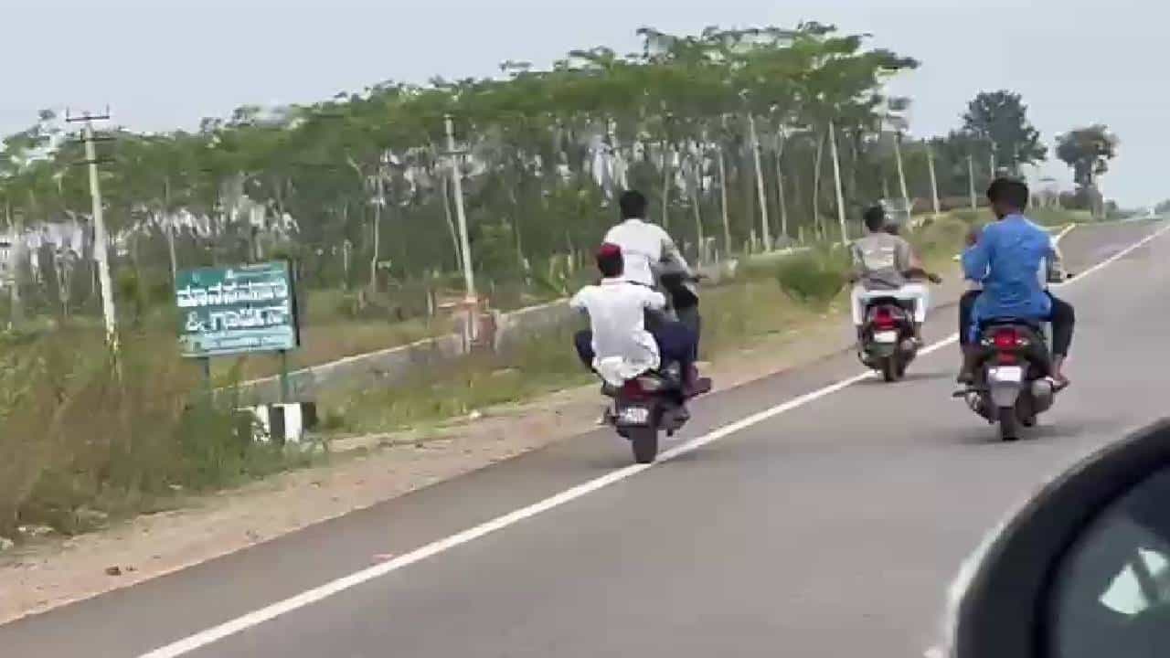 ಹೊಸಕೋಟೆ-ದೊಡ್ಡಬಳ್ಳಾಪುರ ಹೆದ್ದಾರಿಯಲ್ಲಿ ಮಿತಿ ಮೀರಿದ ವ್ಹೀಲಿಂಗ್ ಪುಂಡರ ಹಾವಳಿ ಹೊಸಕೋಟೆ-ದೊಡ್ಡಬಳ್ಳಾಪುರ ಹೆದ್ದಾರಿಯಲ್ಲಿ ಮಿತಿ ಮೀರಿದ ವ್ಹೀಲಿಂಗ್ ಪುಂಡರ ಹಾವಳಿ