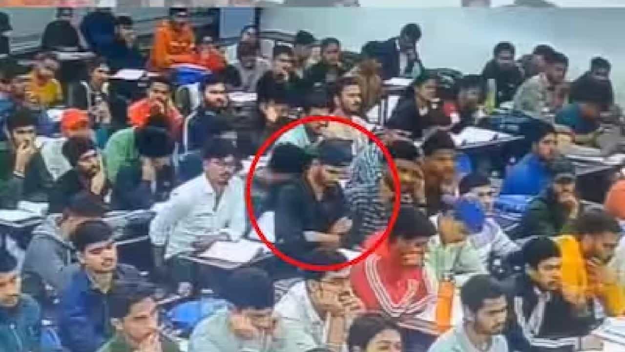 Viral: ನೋಡ ನೋಡುತ್ತಲೇ ತರಗತಿಯಲ್ಲಿ ಕುಸಿದು ಬಿದ್ದು ಸಾವನ್ನಪ್ಪಿದ ಯುವಕ; ಸಿಸಿಟಿವಿ ದೃಶ್ಯಾವಳಿ ಇಲ್ಲಿದೆ ನೋಡಿ Viral: ನೋಡ ನೋಡುತ್ತಲೇ ತರಗತಿಯಲ್ಲಿ ಕುಸಿದು ಬಿದ್ದು ಸಾವನ್ನಪ್ಪಿದ ಯುವಕ; ಸಿಸಿಟಿವಿ ದೃಶ್ಯಾವಳಿ ಇಲ್ಲಿದೆ ನೋಡಿ
