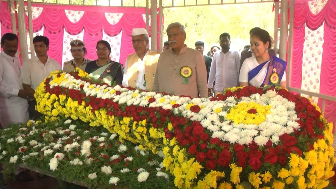 ಇನ್ನು ವಿವಿಧ ಜಾತಿ ತರಕಾರಿಗಳಿಂದ ಗಿಳಿ, ನವಿಲು ಸೇರಿದಂತೆ ನಾನಾ ರೀತಿಯ ಪಕ್ಷಿಗಳ ಸ್ತಬ್ದ ಚಿತ್ರಗಳನ್ನ ಬಿಡಿಸಲಾಗಿತ್ತು.. ಇದರ ಜೊತೆಗೆ ಕೆಂಪು ಮತ್ತು ಹಳದಿ ಬಣ್ಣದ ಹೂವುಗಳಿಂದ ಕರ್ನಾಟಕ ನಕಾಶೆಯನ್ನ ನಿರ್ಮಾಣ ಮಾಡಲಾಗಿತ್ತು. ಹೂವುಗಳಿಂದ ನಿರ್ಮಾಣವಾಗಿದ್ದ ಉದ್ಯೋಗ ಖಾತ್ರಿ ಯೋಜನೆಯ ಲೋಗೋ ಜನರಲ್ಲಿ ನರೇಗಾ ಬಗ್ಗೆ ಜಾಗೃತಿ ಮೂಡಿಸುವಂತಿದೆ.