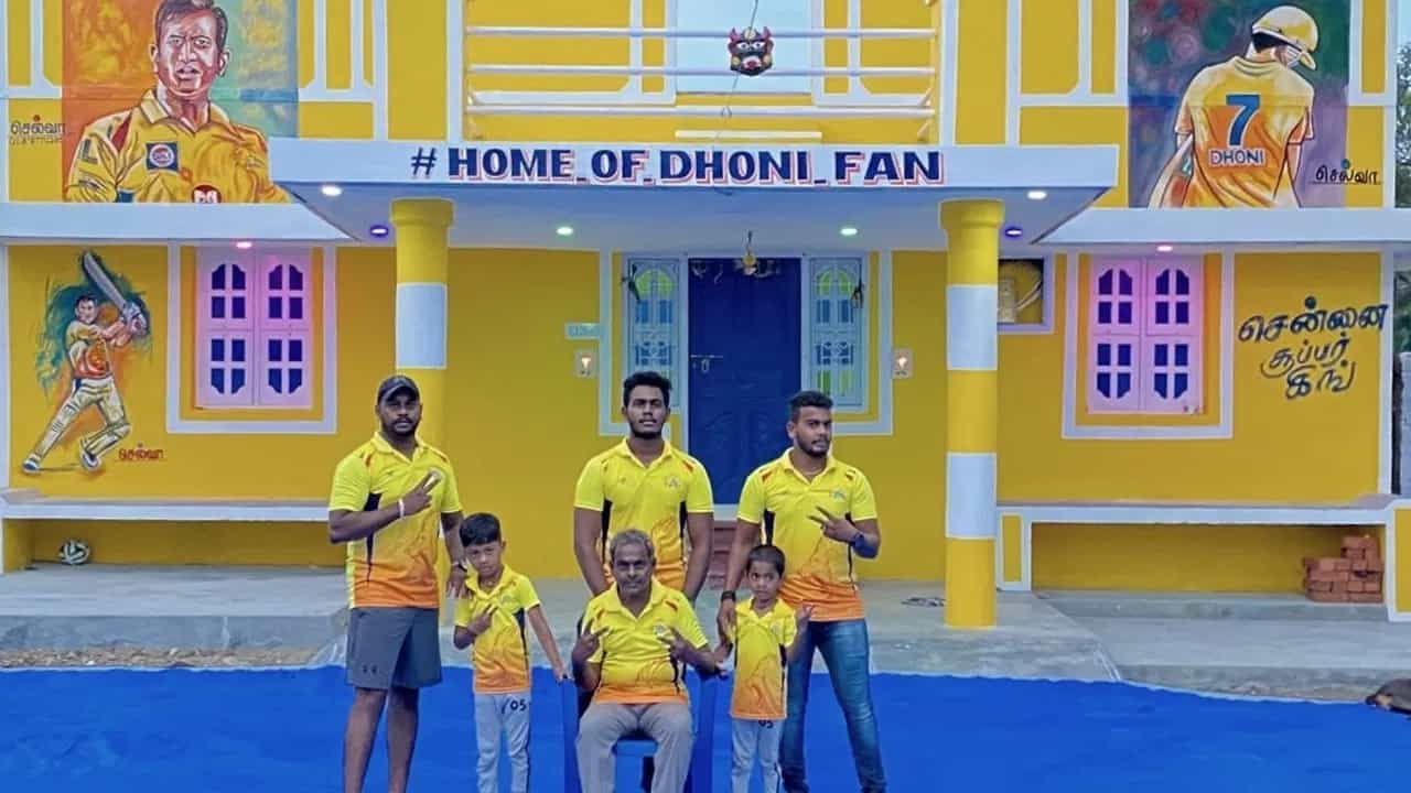 ಧೋನಿ ಮೇಲಿನ ಹುಚ್ಚು ಅಭಿಮಾನದಿಂದ ಮನೆಯನ್ನೇ ಮಾರ್ಪಡಿಸಿದ್ದ, ದುರಂತವೆಂದರೆ ಅದೇ ಮನೆಯಲ್ಲಿ ಆತ್ಮಹತ್ಯೆ.. ಏನಾಯಿತು? ಧೋನಿ ಮೇಲಿನ ಹುಚ್ಚು ಅಭಿಮಾನದಿಂದ ಮನೆಯನ್ನೇ ಮಾರ್ಪಡಿಸಿದ್ದ, ದುರಂತವೆಂದರೆ ಅದೇ ಮನೆಯಲ್ಲಿ ಆತ್ಮಹತ್ಯೆ.. ಏನಾಯಿತು?