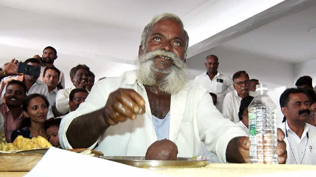 ಮಂಡ್ಯದಲ್ಲಿ ನಾಟಿಕೋಳಿ ಸಾರು ರಾಗಿಮುದ್ದೆ ತಿನ್ನುವ ಸ್ಪರ್ಧೆ: 30 ನಿಮಿಷದಲ್ಲಿ 10 ಮುದ್ದೆ ತಿಂದ ಈರೇಗೌಡ ಪ್ರಥಮ ಮಂಡ್ಯದಲ್ಲಿ ನಾಟಿಕೋಳಿ ಸಾರು ರಾಗಿಮುದ್ದೆ ತಿನ್ನುವ ಸ್ಪರ್ಧೆ: 30 ನಿಮಿಷದಲ್ಲಿ 10 ಮುದ್ದೆ ತಿಂದ ಈರೇಗೌಡ ಪ್ರಥಮ