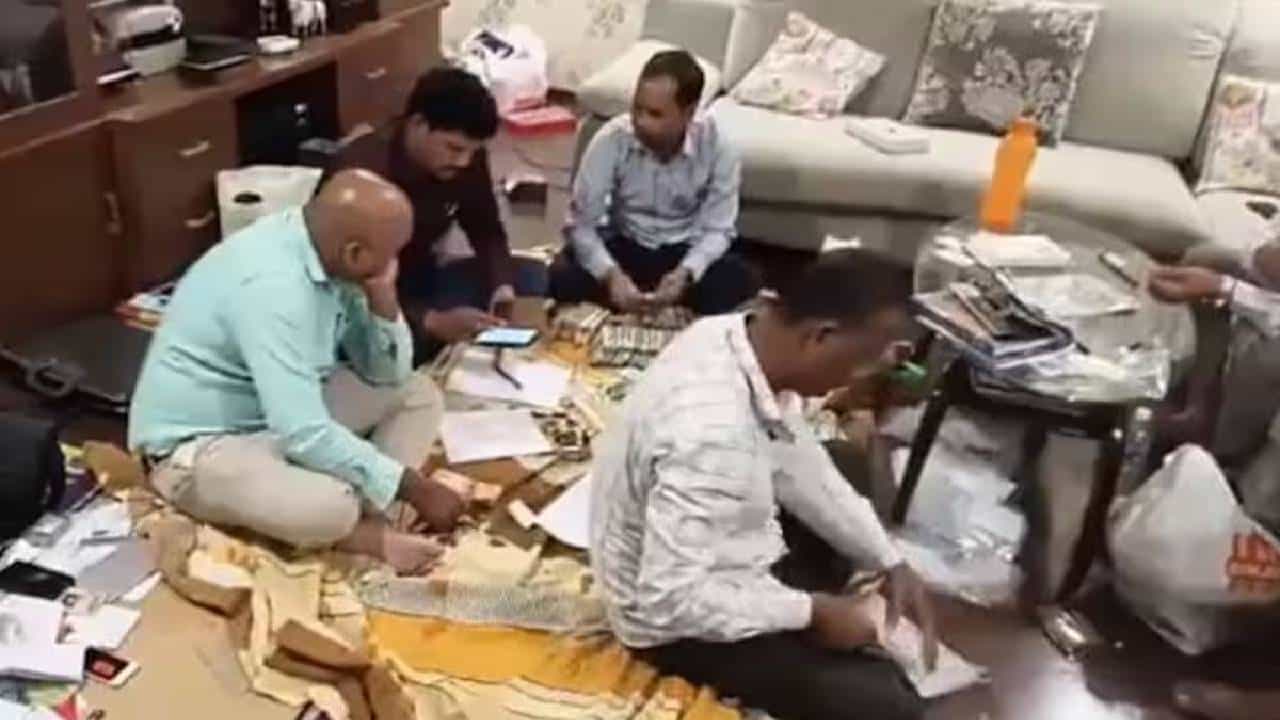 ತೆಲಂಗಾಣದ ಅಧಿಕಾರಿಯೊಬ್ಬರ ಮನೆಯಲ್ಲಿ 40 ಲಕ್ಷ ರೂ. ನಗದು, 40 ಐಫೋನ್ಗಳು, 100 ಕೋಟಿ ರೂ. ಮೌಲ್ಯದ ಆಸ್ತಿ ಪತ್ತೆ ತೆಲಂಗಾಣದ ಅಧಿಕಾರಿಯೊಬ್ಬರ ಮನೆಯಲ್ಲಿ 40 ಲಕ್ಷ ರೂ. ನಗದು, 40 ಐಫೋನ್ಗಳು, 100 ಕೋಟಿ ರೂ. ಮೌಲ್ಯದ ಆಸ್ತಿ ಪತ್ತೆ