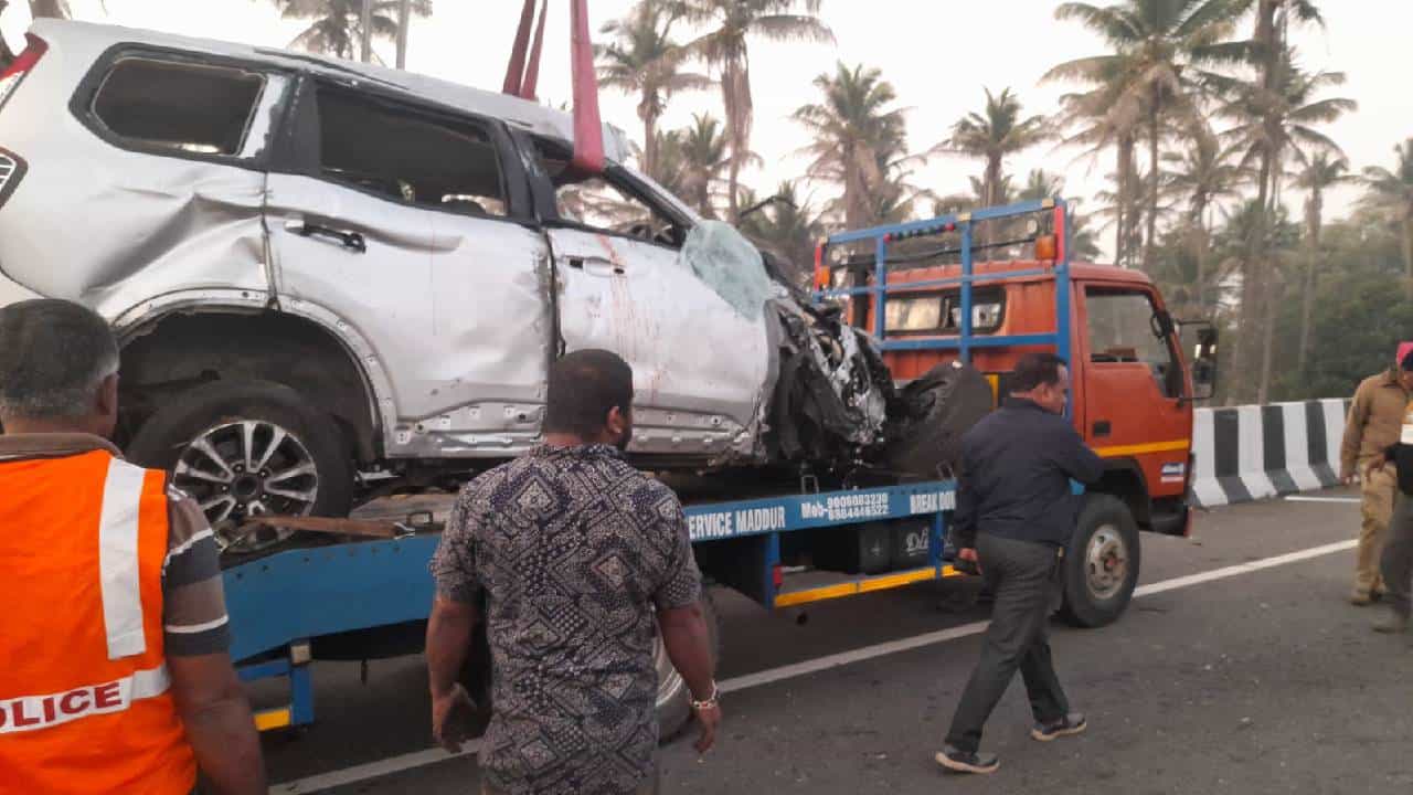ಬೆಂಗಳೂರು-ಮೈಸೂರು ಹೆದ್ದಾರಿಯಲ್ಲಿ ಭೀಕರ ಅಪಘಾತ, 2 ಸಾವು ಬೆಂಗಳೂರು-ಮೈಸೂರು ಹೆದ್ದಾರಿಯಲ್ಲಿ ಭೀಕರ ಅಪಘಾತ, 2 ಸಾವು