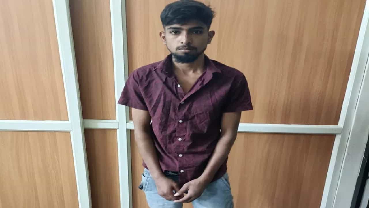 ಬೆಂಗಳೂರು: ಹೋಟೆಲ್ನಲ್ಲಿ ಯುವತಿ ಜತೆ ಅಸಭ್ಯವಾಗಿ ವರ್ತಿಸಿದ್ದ ವ್ಯಕ್ತಿಯ ಬಂಧನ ಬೆಂಗಳೂರು: ಹೋಟೆಲ್ನಲ್ಲಿ ಯುವತಿ ಜತೆ ಅಸಭ್ಯವಾಗಿ ವರ್ತಿಸಿದ್ದ ವ್ಯಕ್ತಿಯ ಬಂಧನ