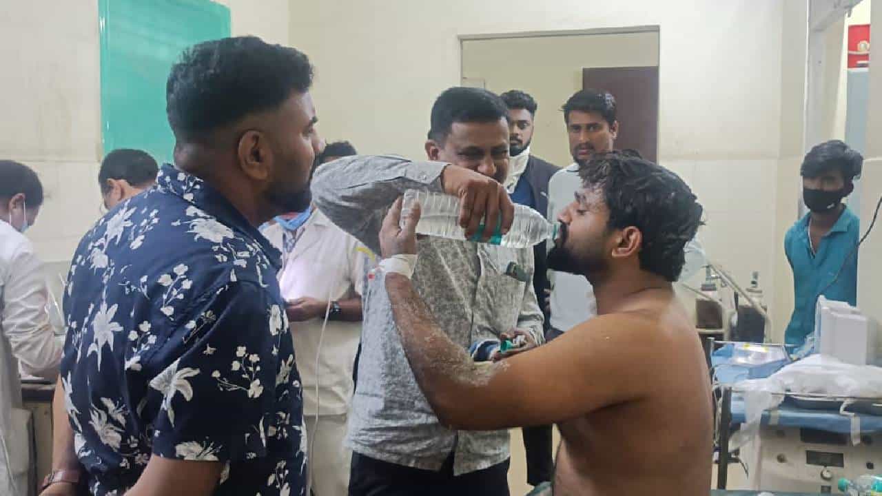 ಹಿರಿಯೂರು ಪಟ್ಟಣ ಬಳಿ ವ್ಯಕ್ತಿ ಮೇಲೆ ಆ್ಯಸಿಡ್ ದಾಳಿ, ಪ್ರೇಯಸಿ ಕಡೆಯವರಿಂದ ಕೃತ್ಯ ಶಂಕೆ ಹಿರಿಯೂರು ಪಟ್ಟಣ ಬಳಿ ವ್ಯಕ್ತಿ ಮೇಲೆ ಆ್ಯಸಿಡ್ ದಾಳಿ, ಪ್ರೇಯಸಿ ಕಡೆಯವರಿಂದ ಕೃತ್ಯ ಶಂಕೆ
