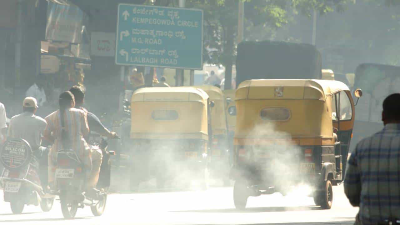ಬೆಂಗಳೂರಿನಲ್ಲಿ ಹೆಚ್ಚಾದ ಏರ್ ಪೊಲ್ಯೂಷನ್ ಡಿಸಾಡರ್; ವಾಯು ಮಾಲಿನ್ಯದಿಂದ ಜೀವಕ್ಕೆ ಆಪತ್ತು ಬೆಂಗಳೂರಿನಲ್ಲಿ ಹೆಚ್ಚಾದ ಏರ್ ಪೊಲ್ಯೂಷನ್ ಡಿಸಾಡರ್; ವಾಯು ಮಾಲಿನ್ಯದಿಂದ ಜೀವಕ್ಕೆ ಆಪತ್ತು