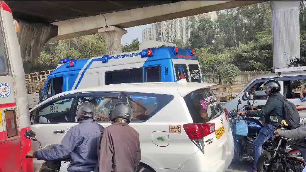 ಪೀಣ್ಯ ಫ್ಲೈಓವರ್ ಬಂದ್: ಪೀಣ್ಯ ರಸ್ತೆಯಲ್ಲಿ ಟ್ರಾಫಿಕ್​ನಲ್ಲಿ ಸಿಲುಕಿರುವ ಆ್ಯಂಬುಲೆನ್ಸ್​