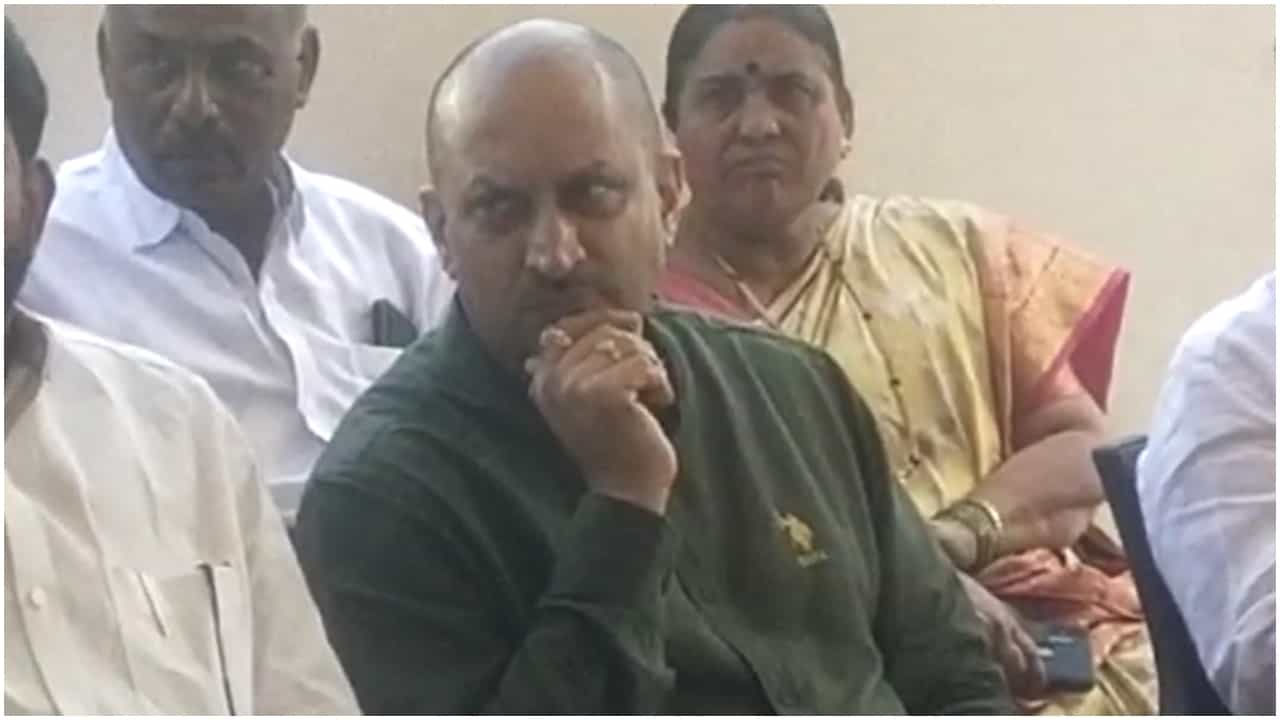 ಸಂತರ ಶಾಪದಿಂದ ಗೋಪಾಷ್ಟಮಿ ದಿನವೇ ಇಂದಿರಾ ಕುಟುಂಬ ಬಲಿಯಾಯಿತು: ಅನಂತಕುಮಾರ್ ಹೆಗಡೆ ಸಂತರ ಶಾಪದಿಂದ ಗೋಪಾಷ್ಟಮಿ ದಿನವೇ ಇಂದಿರಾ ಕುಟುಂಬ ಬಲಿಯಾಯಿತು: ಅನಂತಕುಮಾರ್ ಹೆಗಡೆ