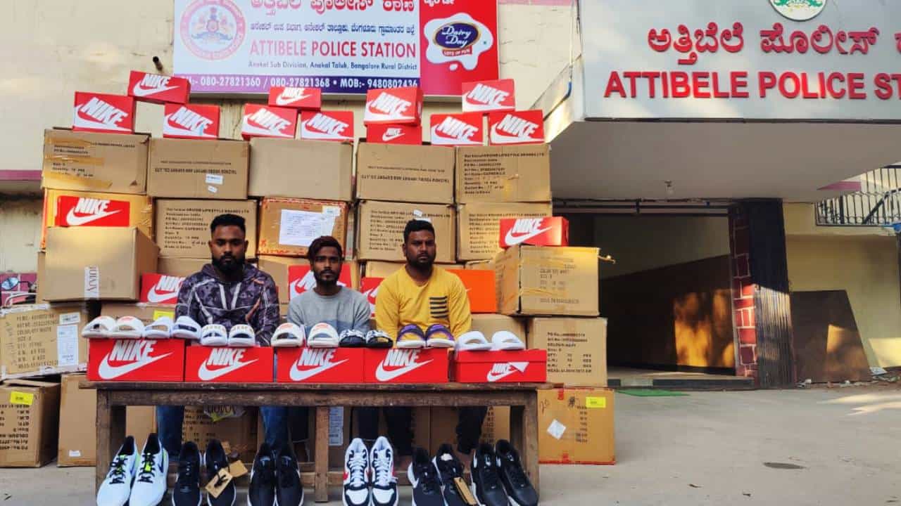 ಸಿನಿಮಾ ಸ್ಟೈಲ್ನಲ್ಲಿ ಕೋಟಿ ರೂಪಾಯಿ ಬ್ರಾಂಡೆಡ್ ಶೂ ಎಗರಿಸಿದ್ದ ಖದೀಮರು ಅರೆಸ್ಟ್ ಸಿನಿಮಾ ಸ್ಟೈಲ್ನಲ್ಲಿ ಕೋಟಿ ರೂಪಾಯಿ ಬ್ರಾಂಡೆಡ್ ಶೂ ಎಗರಿಸಿದ್ದ ಖದೀಮರು ಅರೆಸ್ಟ್