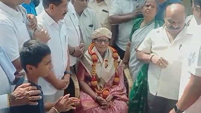 ಮೈಸೂರು: ಅರುಣ್ ಯೋಗಿರಾಜ್ ಕುಟುಂಬಸ್ಥರನ್ನು ಸನ್ಮಾನಿಸಿದ ಕಾಂಗ್ರೆಸ್ ನಾಯಕರು