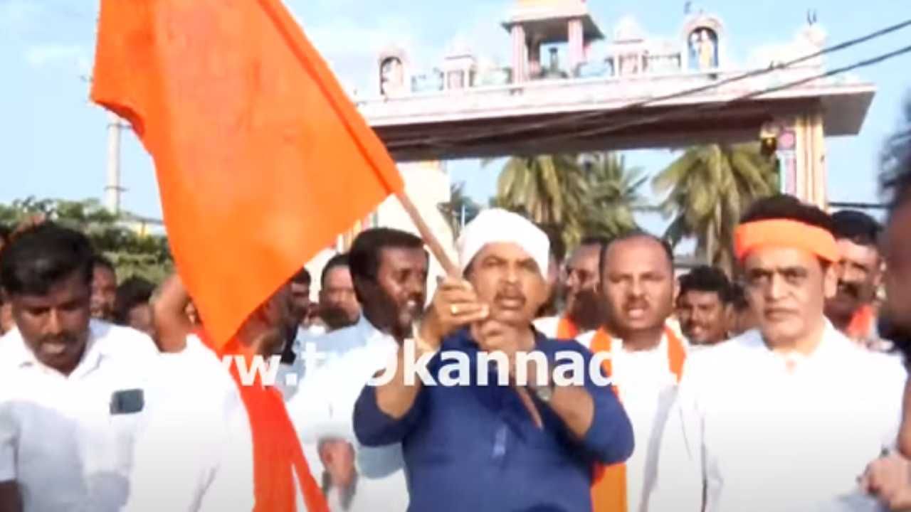 ಮಂಡ್ಯದಲ್ಲಿ ಹನುಮ ಧ್ವಜ ವಿವಾದ: ನಾಳೆ ರಾಜ್ಯಾದ್ಯಂತ ಪ್ರತಿಭಟನೆಗೆ ವಿಪಕ್ಷ ನಾಯಕ ಅಶೋಕ್ ಕರೆ ಮಂಡ್ಯದಲ್ಲಿ ಹನುಮ ಧ್ವಜ ವಿವಾದ: ನಾಳೆ ರಾಜ್ಯಾದ್ಯಂತ ಪ್ರತಿಭಟನೆಗೆ ವಿಪಕ್ಷ ನಾಯಕ ಅಶೋಕ್ ಕರೆ