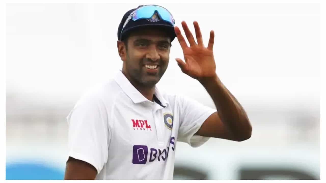 ಹೈದರಾಬಾದ್ನಲ್ಲಿ ನಡೆಯುತ್ತಿರುವ ಇಂಗ್ಲೆಂಡ್ (England) ವಿರುದ್ಧದ ಮೊದಲ ಟೆಸ್ಟ್ ಪಂದ್ಯದ ಮೊದಲ ಇನಿಂಗ್ಸ್ ಮೂಲಕ ರವಿಚಂದ್ರನ್ ಅಶ್ವಿನ್ (R Ashwin) ಹೊಸ ವಿಶ್ವ ದಾಖಲೆ ನಿರ್ಮಿಸಿದ್ದಾರೆ. ಈ ಪಂದ್ಯದಲ್ಲಿ 21 ಓವರ್ಗಳನ್ನು ಎಸೆದಿದ್ದ ಅಶ್ವಿನ್ 68 ರನ್ ನೀಡಿ 3 ವಿಕೆಟ್ ಕಬಳಿಸಿದರು.