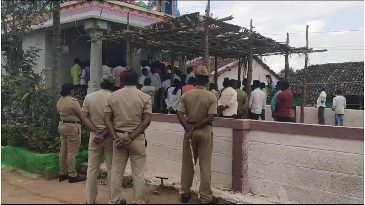 ದಲಿತ ಯುವಕನ ಮೇಲೆ ಹಲ್ಲೆ ಪ್ರಕರಣ: ಪೊಲೀಸರ ಜೊತೆ ದೇವಾಲಯದೊಳಕ್ಕೆ ಪ್ರವೇಶಿಸಿದ ದಲಿತರು ದಲಿತ ಯುವಕನ ಮೇಲೆ ಹಲ್ಲೆ ಪ್ರಕರಣ: ಪೊಲೀಸರ ಜೊತೆ ದೇವಾಲಯದೊಳಕ್ಕೆ ಪ್ರವೇಶಿಸಿದ ದಲಿತರು