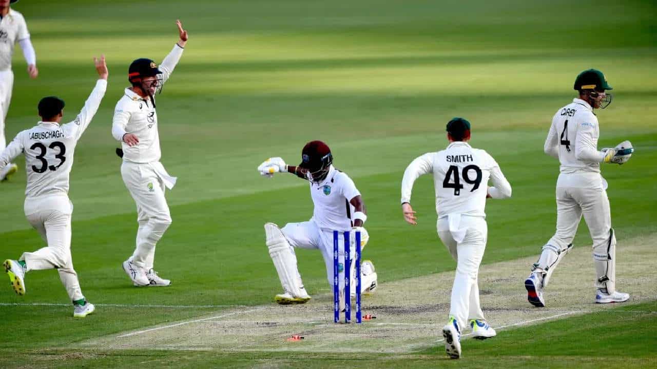 ಬ್ರಿಸ್ಬೇನ್ನ ಗಬ್ಬಾ ಮೈದಾನದಲ್ಲಿ ವಿಶ್ವ ಚಾಂಪಿಯನ್ ಆಸ್ಟ್ರೇಲಿಯಾಗೆ ಗರ್ವಭಂಗವಾಗಿದೆ. ರಣರೋಚಕ ಟೆಸ್ಟ್ ಪಂದ್ಯದಲ್ಲಿ ಆತಿಥೇಯ ಆಸ್ಟ್ರೇಲಿಯಾ ವಿರುದ್ಧ ವೆಸ್ಟ್ ಇಂಡೀಸ್ ತಂಡ 8 ವಿಕೆಟ್ಗಳ ರೋಚಕ ಜಯ ಸಾಧಿಸಿದೆ. ಈ ಮೂಲಕ 27 ವರ್ಷಗಳ ಬಳಿಕ ವಿಂಡೀಸ್ ಪಡೆ ಆಸೀಸ್ ನೆಲದಲ್ಲಿ ಟೆಸ್ಟ್ ಪಂದ್ಯವೊಂದನ್ನು ಗೆದ್ದುಕೊಂಡಿದೆ.