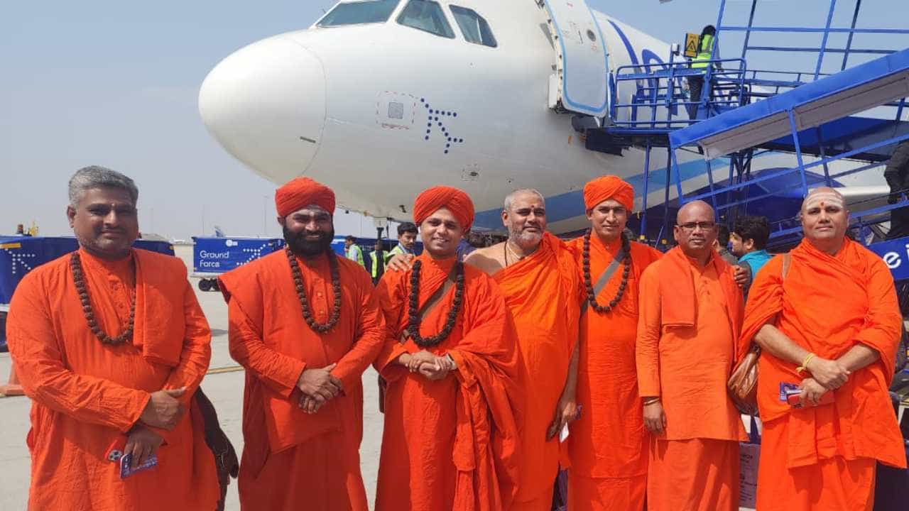 ರಾಮಲಲ್ಲಾನ ಪ್ರಾಣಪ್ರತಿಷ್ಠಾಪನೆ: ಅಯೋಧ್ಯೆಗೆ ಹೊರಟ ಕರ್ನಾಟಕದ ಪ್ರಮುಖ ಮಠಾಧೀಶರು ರಾಮಲಲ್ಲಾನ ಪ್ರಾಣಪ್ರತಿಷ್ಠಾಪನೆ: ಅಯೋಧ್ಯೆಗೆ ಹೊರಟ ಕರ್ನಾಟಕದ ಪ್ರಮುಖ ಮಠಾಧೀಶರು