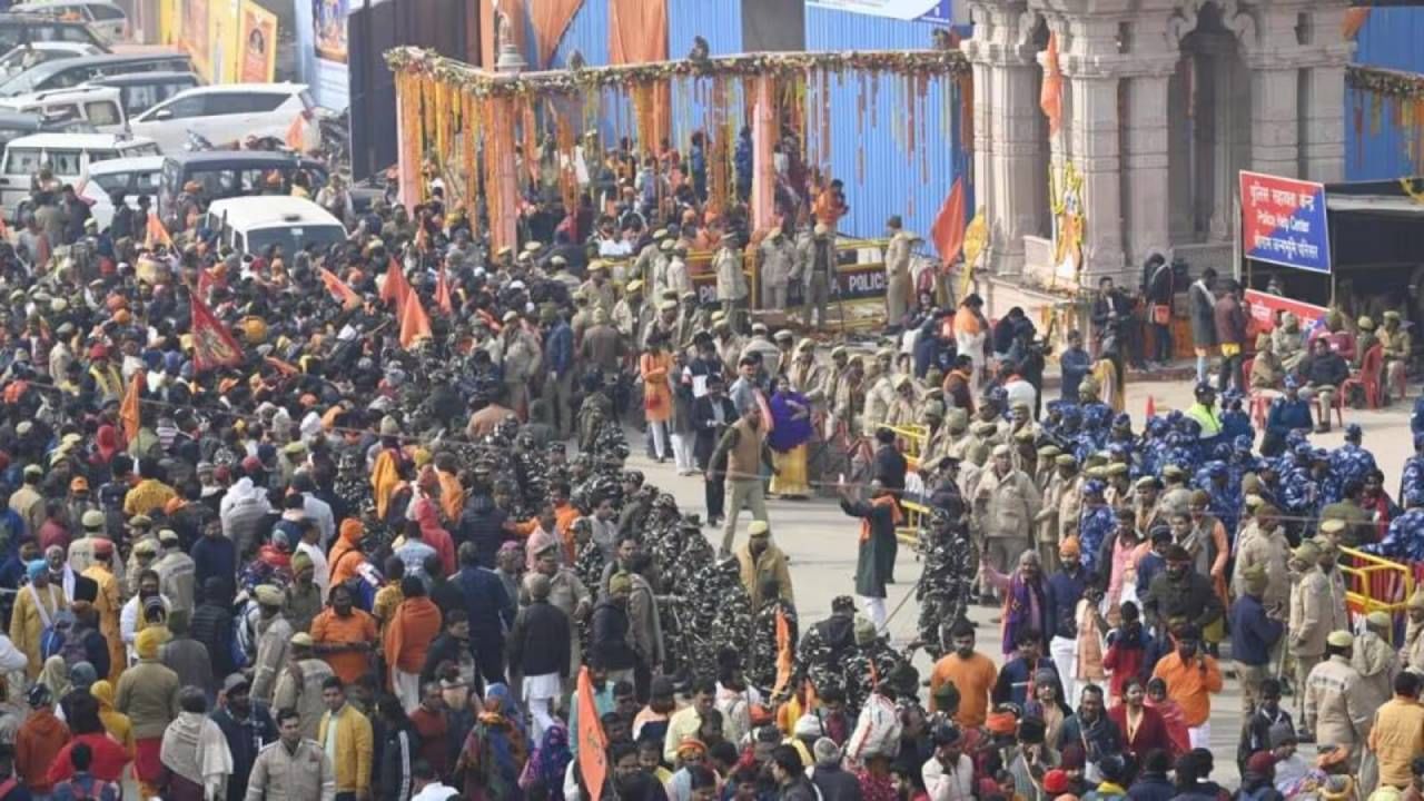 ಅಯೋಧ್ಯೆಯ ರಾಮಮಂದಿರಕ್ಕೆ ಒಂದೇ ದಿನ 2.5 ಲಕ್ಷ ಭಕ್ತರು ಭೇಟಿ, ಹರಿದುಬಂತು 3.17 ಕೋಟಿ ರೂ. ದೇಣಿಗೆ ಅಯೋಧ್ಯೆಯ ರಾಮಮಂದಿರಕ್ಕೆ ಒಂದೇ ದಿನ 2.5 ಲಕ್ಷ ಭಕ್ತರು ಭೇಟಿ, ಹರಿದುಬಂತು 3.17 ಕೋಟಿ ರೂ. ದೇಣಿಗೆ