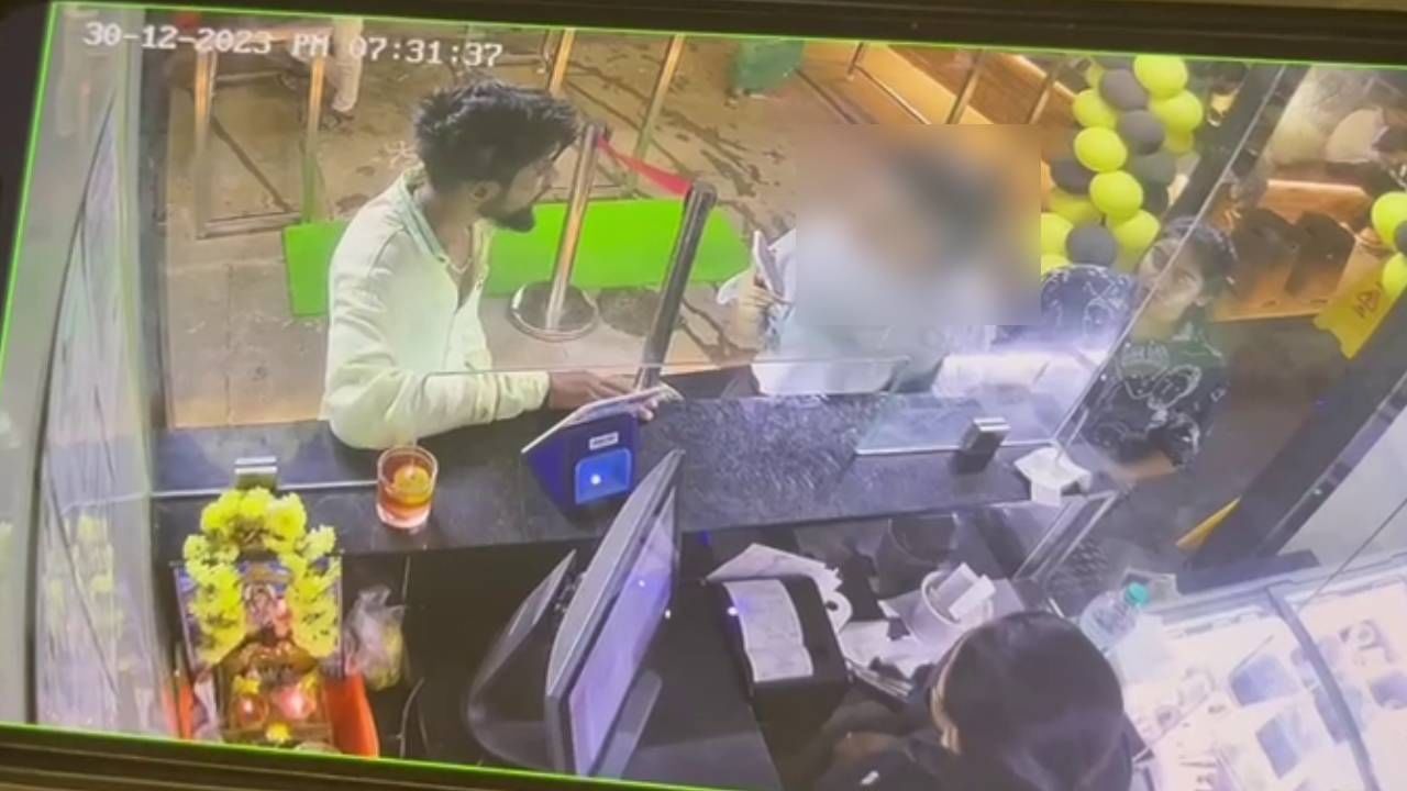 ಬೆಂಗಳೂರಿನಲ್ಲಿ ಹೆಣ್ಮಕ್ಕಳಿಗಿಲ್ಲ ಸೇಫ್ಟಿ: ಹೋಟೆಲ್ಗೆ ಬಂದ ಯುವತಿ ಜೊತೆ ಅಸಭ್ಯ ವರ್ತನೆ; ಸಿಸಿಟಿವಿಯಲ್ಲಿ ಸೆರೆ ಬೆಂಗಳೂರಿನಲ್ಲಿ ಹೆಣ್ಮಕ್ಕಳಿಗಿಲ್ಲ ಸೇಫ್ಟಿ: ಹೋಟೆಲ್ಗೆ ಬಂದ ಯುವತಿ ಜೊತೆ ಅಸಭ್ಯ ವರ್ತನೆ; ಸಿಸಿಟಿವಿಯಲ್ಲಿ ಸೆರೆ