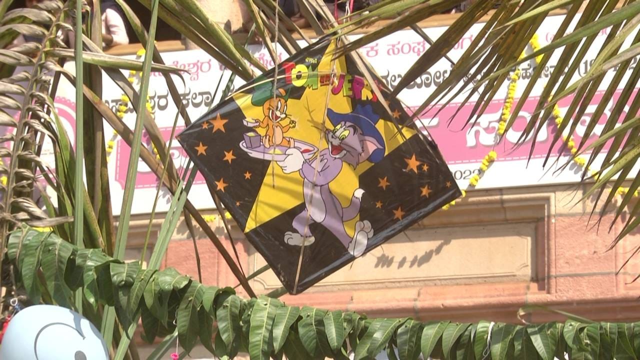 ತಂದಿದ್ದ ಆಹಾರ ಪದಾರ್ಥವನ್ನು ಕಾಲೇಜು ಉಪನ್ಯಾಸಕರೆಲ್ಲರೂ ಒಂದೆ ಕಡೆ ಕುಳಿತು ಒಟ್ಟಾಗಿ ಸವಿದರು. ದಿನಾಲು ಕಾಲೇಜು, ಕ್ಲಾಸ್ ಅಂತಿದ್ದ ವಿದ್ಯಾರ್ಥಿಗಳಿಗೆ ಸಂಕ್ರಾಂತಿ ಸಂಭ್ರಮ ವಿಭಿನ್ನ ಅನುಭವ ನೀಡ್ತು.