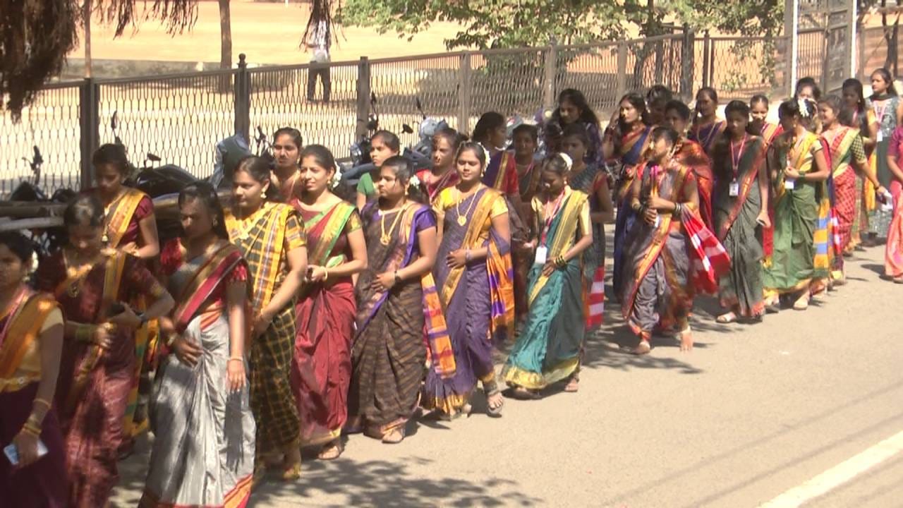 ಕಲರ್ ಕಲರ್ ಸೀರೆಯಲ್ಲಿ ಗಾಗಲ್ಸ್ ಹಾಕಿ ಪೋಜ್ನೀಡಿದ ವಿದ್ಯಾರ್ಥಿನಿಯರು, ಪಂಚೆಯಲ್ಲಿ ಮಿಂಚುತ್ತಿದ್ದ ವಿದ್ಯಾರ್ಥಿಗಳು ಸಂಕ್ರಾಂತಿ ಹಬ್ಬವನ್ನು ಎಂಜಾಯ್ ಮಾಡಿ ಹರ್ಷ ವ್ಯಕ್ತಪಡಿಸಿದರು..