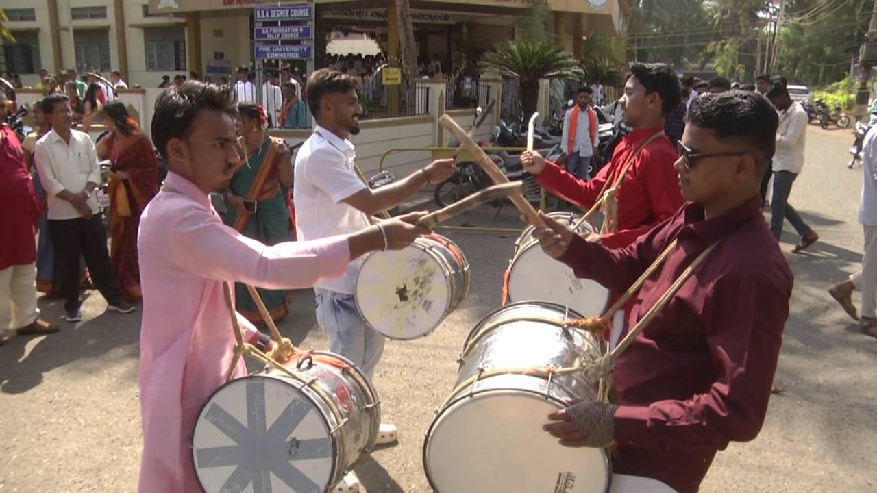 ಸಂಕ್ರಾಂತಿ ಹಬ್ಬಕ್ಕೆ ದಕ್ಷಿಣ ಭಾರತದಲ್ಲಿ ವಿಶೇಷ ಸ್ಥಾನಮಾನವಿದೆ, ಮಹತ್ವವಿದೆ. ಕರ್ನಾಟಕದಲ್ಲಿ ಸಂಕ್ರಾಂತಿ ಸಡಗರ ಇನ್ನು ಹೆಚ್ಚು ಅಂತಾನೆ ಹೇಳಬಹುದು. ಅದೇ ಪ್ರಕಾರ ಬಿವಿವಿ ಸಂಘದಲ್ಲಿ ಸಂಕ್ರಾಂತಿ ಸಡಗರವೇ ಆವರಿಸಿತ್ತು. ಹಗ್ಗಜಗ್ಗಾಟ, ಜನಪದ ಹಾಡುಗಳಿಗೆ ವಿದ್ಯಾರ್ಥಿಗಳು ಹೆಜ್ಜೆ ಹಾಕಿ ಸಂಭ್ರಮಿಸಿದರು.