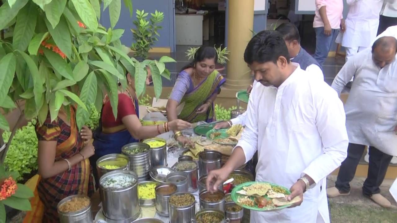 ರಂಗೋಲಿ ಹಾಕಿ ಕಾಲೇಜಿಗೆ ಮೆರುಗು ನೀಡಿದ್ದು ಒಂದು ಕಡೆ ಆದ್ರೆ, ಮನೆಯಿಂದ ಪ್ರೊಫೆಸರ್ ಗಳು ವಿದ್ಯಾರ್ಥಿಗಳು ಉತ್ತರಕರ್ನಾಟಕದ ಹೋಳಿಗೆ ಖಡಕ್ ರೊಟ್ಟಿ, ಕಡಬು, ಚಟ್ನಿ ತರಕಾರಿ ಸೇರಿದಂತೆ ಜವಾರಿ ಊಟ ತಯಾರಿಸಿ ತಂದಿದ್ದರು. ತಾವೆ ಖುದ್ದಾಗಿ ತಯಾರಿಸಿ ತಂದಿದ್ದು ವಿಶೇಷವಾಗಿತ್ತು.