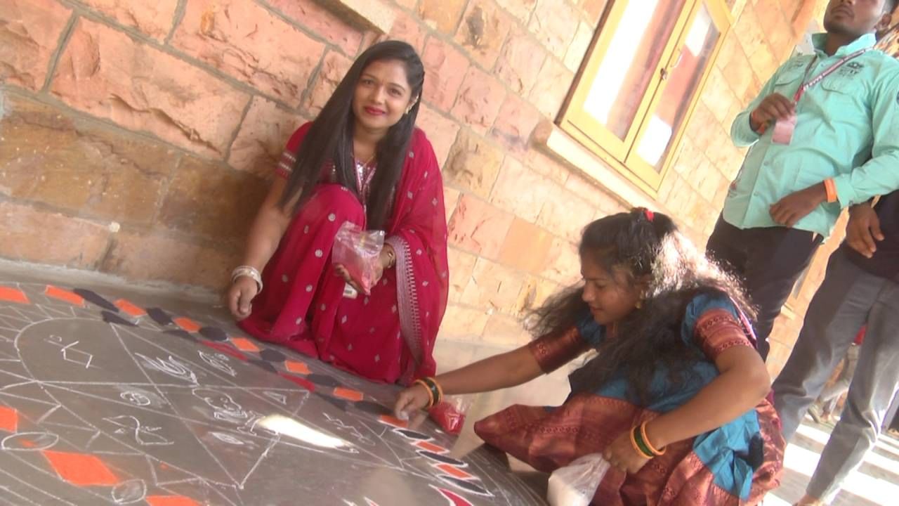 ಕಲರ್ ಪುಲ್ ರಂಗೋಲಿ ಬಿಡಿಸಿ ಕಾಲೇಜು ಅಂದವನ್ನು ವಿದ್ಯಾರ್ಥಿನಿಯರು ಹೆಚ್ಚಿಸಿದ್ದರು. ನಮ್ಮ ದೇಶಿ ಸಂಸ್ಕೃತಿ ಉಳಿಸಿ ಬೆಳೆಸುವ ಉದ್ದೇಶ ವಿದ್ಯಾರ್ಥಿಗಳಿಗೆ ಅದರ ಬಗ್ಗೆ ಜಾಗೃತಿ ಮೂಡಿಸುವ ಹಿನ್ನೆಲೆ ಕಾಲೇಜು ಆಡಳಿತ ಮಂಡಳಿ ಸಂಕ್ರಾಂತಿ ಸಂಭ್ರಮ ಆಯೋಜಿಸಿತ್ತು.