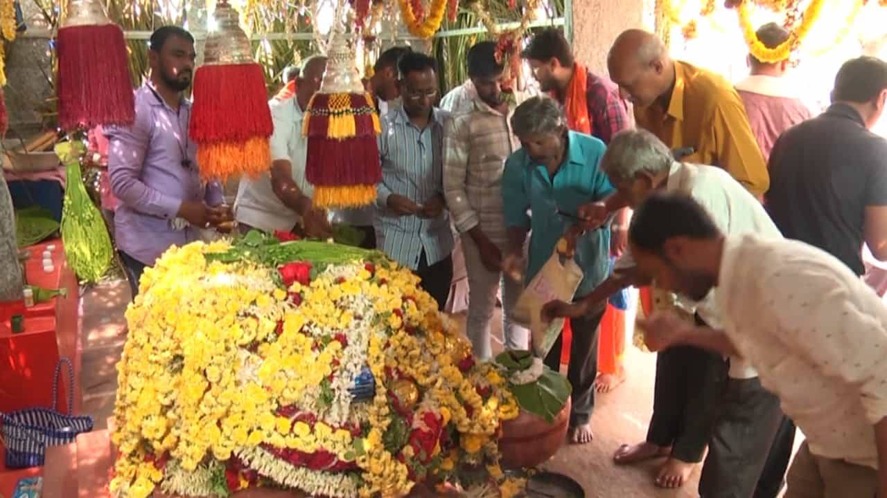ದಾವಣಗೆರೆ: ಬಸಾಪೂರದ ಈ ಕ್ಷೇತ್ರದ ಜಾತ್ರೆಗೆ ಮಹಿಳೆಯರು ಬರುವಂತಿಲ್ಲ, ಬಂದ್ರೆ ಕಾದಿದೆ ಆಪತ್ತು! ದಾವಣಗೆರೆ: ಬಸಾಪೂರದ ಈ ಕ್ಷೇತ್ರದ ಜಾತ್ರೆಗೆ ಮಹಿಳೆಯರು ಬರುವಂತಿಲ್ಲ, ಬಂದ್ರೆ ಕಾದಿದೆ ಆಪತ್ತು!
