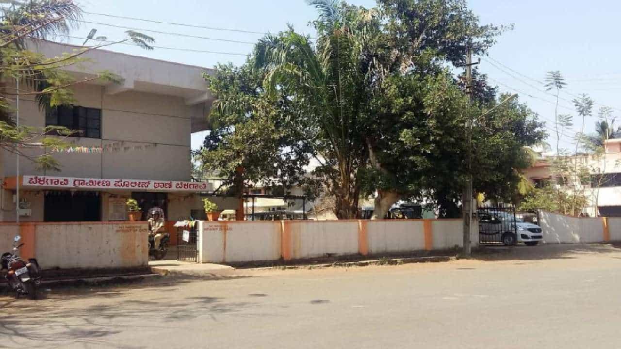 ಬೆಳಗಾವಿ: ಪ್ರೀತಿ ವಿಚಾರಕ್ಕೆ ಗಲಾಟೆ, ಗ್ರಾಮಕ್ಕೆ ನುಗ್ಗಿ ಅಟ್ಟಹಾಸ ಮೆರೆದ 30 ಜನ ಮುಸುಕುಧಾರಿಗಳು ಬೆಳಗಾವಿ: ಪ್ರೀತಿ ವಿಚಾರಕ್ಕೆ ಗಲಾಟೆ, ಗ್ರಾಮಕ್ಕೆ ನುಗ್ಗಿ ಅಟ್ಟಹಾಸ ಮೆರೆದ 30 ಜನ ಮುಸುಕುಧಾರಿಗಳು