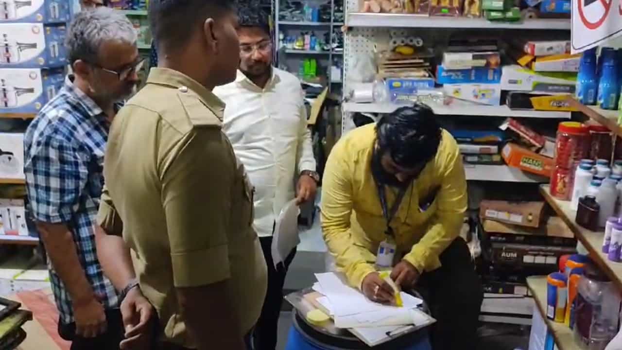 ವೇಣೂರು ಸ್ಫೋಟದ ಬಳಿಕ ಎಚ್ಚೆತ್ತ ದಕ್ಷಿಣ ಕನ್ನಡ ಜಿಲ್ಲಾಡಳಿತ: ಬೆಳ್ತಂಗಡಿ ತಾಲೂಕಿನ 9 ಪಟಾಕಿ ಮಳಿಗೆ ಮೇಲೆ ದಾಳಿ ವೇಣೂರು ಸ್ಫೋಟದ ಬಳಿಕ ಎಚ್ಚೆತ್ತ ದಕ್ಷಿಣ ಕನ್ನಡ ಜಿಲ್ಲಾಡಳಿತ: ಬೆಳ್ತಂಗಡಿ ತಾಲೂಕಿನ 9 ಪಟಾಕಿ ಮಳಿಗೆ ಮೇಲೆ ದಾಳಿ