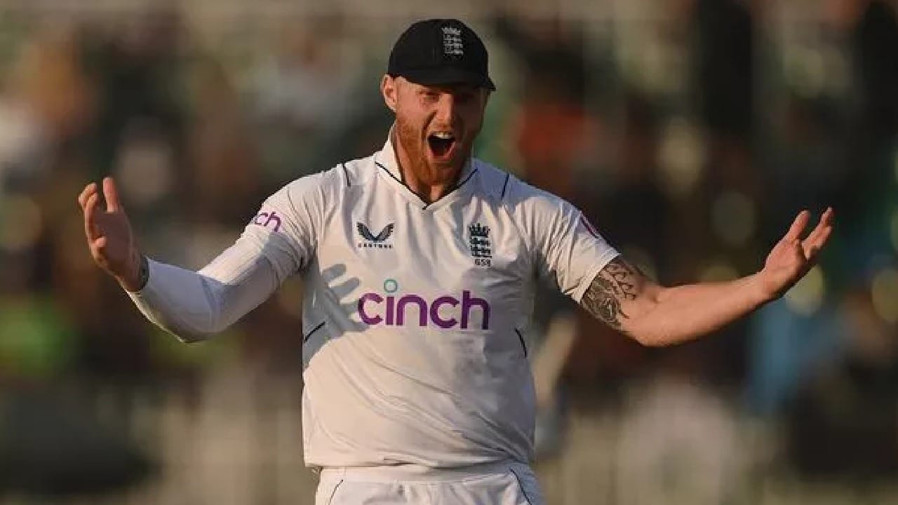 ಇದೀಗ ಏಷ್ಯಾದಲ್ಲಿ ನಾಲ್ಕು ಪಂದ್ಯಗಳಲ್ಲಿ ಇಂಗ್ಲೆಂಡ್ ತಂಡವನ್ನು ಮುನ್ನಡೆಸಿರುವ ಬೆನ್ ಸ್ಟೋಕ್ಸ್ 4 ಮ್ಯಾಚ್ಗಳಲ್ಲೂ ಗೆಲುವಿನ ನಗೆ ಬೀರಿದ್ದಾರೆ. ಅಲ್ಲದೆ ಭಾರತದ ವಿರುದ್ಧದ 2ನೇ ಟೆಸ್ಟ್ ಪಂದ್ಯದಲ್ಲಿ ಇಂಗ್ಲೆಂಡ್ ಗೆದ್ದರೆ, ಅಲಿಸ್ಟರ್ ಕುಕ್ ಅವರ 5 ಜಯದ ದಾಖಲೆಯನ್ನು ಸ್ಟೋಕ್ಸ್ ಸರಿಗಟ್ಟಲಿದ್ದಾರೆ.