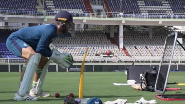 IND vs ENG 2nd Test: ಎರಡನೇ ಟೆಸ್ಟ್ಗೆ ಇಂಗ್ಲೆಂಡ್ ಕೀಪರ್ನಿಂದ ವಿಶಿಷ್ಟ ಅಭ್ಯಾಸ: ಹೇಗೆ ನೋಡಿ IND vs ENG 2nd Test: ಎರಡನೇ ಟೆಸ್ಟ್ಗೆ ಇಂಗ್ಲೆಂಡ್ ಕೀಪರ್ನಿಂದ ವಿಶಿಷ್ಟ ಅಭ್ಯಾಸ: ಹೇಗೆ ನೋಡಿ