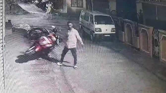 ಮನೆಗಳ ಮುಂದೆ ನಿಲ್ಲಿಸಿದ್ದ ಬೈಕ್​​ಗಳನ್ನು ಬೀಳಿಸಿ ಕಿಡಿಗೇಡಿಯ ಪುಂಡಾಟ