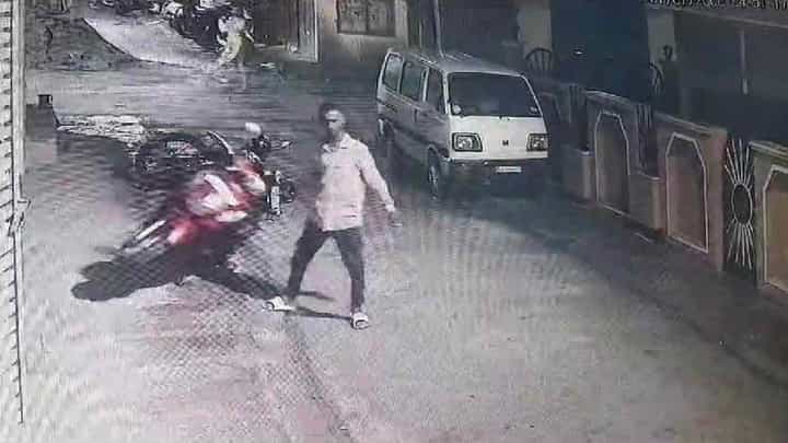 ಮನೆಗಳ ಮುಂದೆ ನಿಲ್ಲಿಸಿದ್ದ ಬೈಕ್ಗಳನ್ನು ಬೀಳಿಸಿ ಕಿಡಿಗೇಡಿಯ ಪುಂಡಾಟ ಮನೆಗಳ ಮುಂದೆ ನಿಲ್ಲಿಸಿದ್ದ ಬೈಕ್ಗಳನ್ನು ಬೀಳಿಸಿ ಕಿಡಿಗೇಡಿಯ ಪುಂಡಾಟ