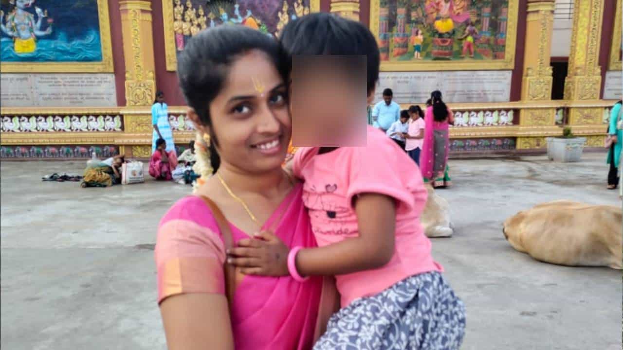 ಬೆಂಗಳೂರು: ನೇಣು ಬಿಗಿದ ಸ್ಥಿತಿಯಲ್ಲಿ ಮಹಿಳೆ ಶವ ಪತ್ತೆ, ಕೊಲೆ ಆರೋಪ ಬೆಂಗಳೂರು: ನೇಣು ಬಿಗಿದ ಸ್ಥಿತಿಯಲ್ಲಿ ಮಹಿಳೆ ಶವ ಪತ್ತೆ, ಕೊಲೆ ಆರೋಪ