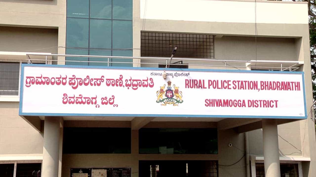ಶಿವಮೊಗ್ಗ: ಅನ್ಯಕೋಮಿನ ಗುಂಪಿನಿಂದ ಯುವಕನಿಗೆ ಚಾಕು ಇರಿತ ಶಿವಮೊಗ್ಗ: ಅನ್ಯಕೋಮಿನ ಗುಂಪಿನಿಂದ ಯುವಕನಿಗೆ ಚಾಕು ಇರಿತ