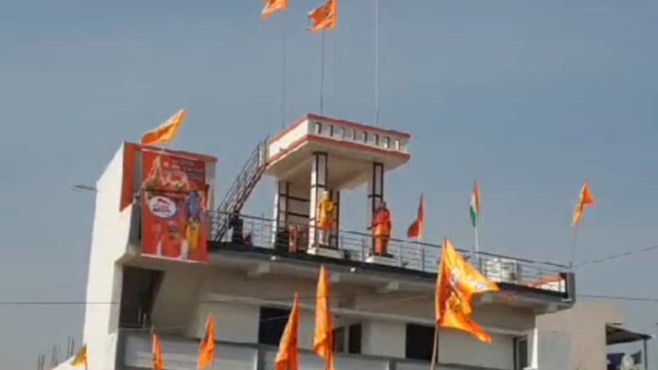 ಅಕ್ರಮ ಕಟ್ಟಡದ ಮೇಲೊಂದು ಮಂದಿರ, ಅದರ ಮುಂದೆ ಮೋದಿ ಪ್ರತಿಮೆ; ವ್ಯಾಪಾರಿಯ ಉಪಾಯಕ್ಕೆ ಅಧಿಕಾರಿಗಳೇ ಸುಸ್ತು