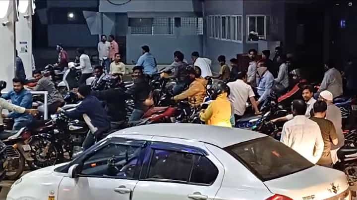 ಬೀದರ್ನಲ್ಲಿ ಮೂರು ದಿನ ಪೆಟ್ರೋಲ್ ಬಂದ್ ವಂದತಿ; ಬಂಕ್ಗೆ ಮುಗಿಬಿದ್ದ ಜನ ಬೀದರ್ನಲ್ಲಿ ಮೂರು ದಿನ ಪೆಟ್ರೋಲ್ ಬಂದ್ ವಂದತಿ; ಬಂಕ್ಗೆ ಮುಗಿಬಿದ್ದ ಜನ