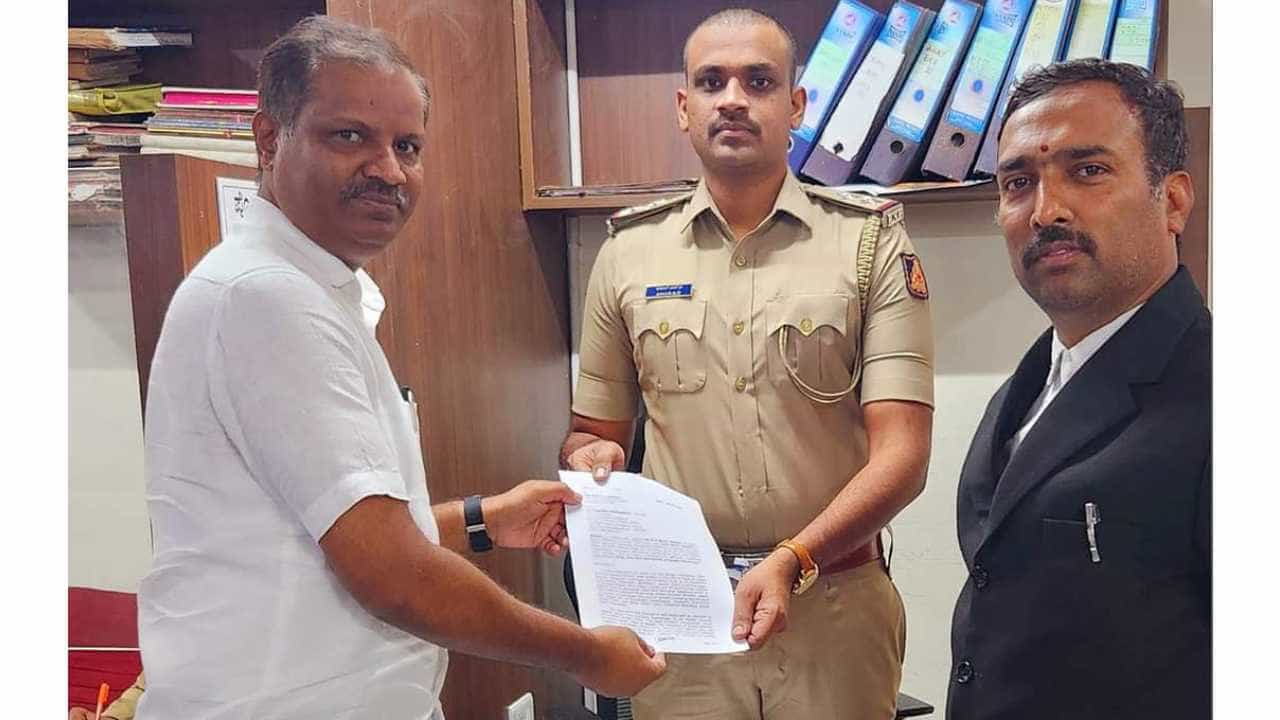 ಫೋಟೋ ದುರ್ಬಳಕೆ ಆರೋಪ: ಡಿಕೆ ಶಿವಕುಮಾರ್, ಫೇಸ್ಬುಕ್ ಹ್ಯಾಂಡ್ಲರ್ ವಿರುದ್ಧ ಬಿಜೆಪಿ ದೂರು ಫೋಟೋ ದುರ್ಬಳಕೆ ಆರೋಪ: ಡಿಕೆ ಶಿವಕುಮಾರ್, ಫೇಸ್ಬುಕ್ ಹ್ಯಾಂಡ್ಲರ್ ವಿರುದ್ಧ ಬಿಜೆಪಿ ದೂರು