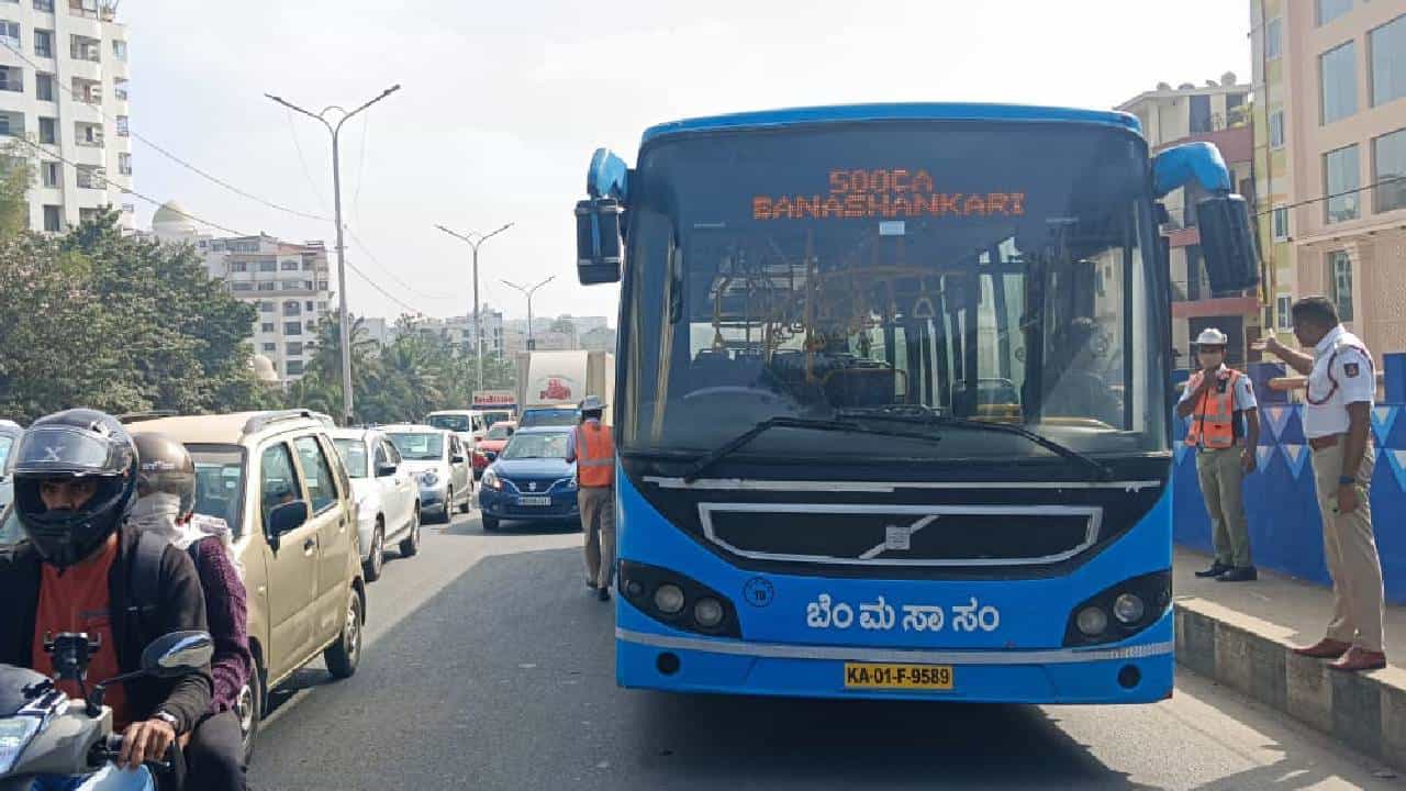 ಬೆಂಗಳೂರಿನಲ್ಲಿ ಕಿಲ್ಲರ್ ಬಿಎಂಟಿಸಿ ವೋಲ್ವೋ ಬಸ್ಗೆ ಬೈಕ್ ಸವಾರ ಬಲಿ ಬೆಂಗಳೂರಿನಲ್ಲಿ ಕಿಲ್ಲರ್ ಬಿಎಂಟಿಸಿ ವೋಲ್ವೋ ಬಸ್ಗೆ ಬೈಕ್ ಸವಾರ ಬಲಿ