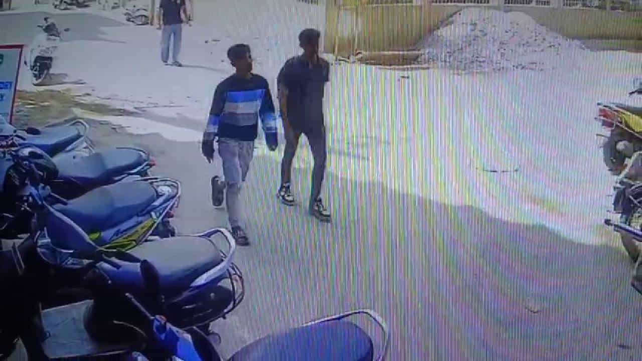 ಬೆಂಗಳೂರು: ಕಳ್ಳತನಕ್ಕಾಗಿಯೇ ಹೈದರಾಬಾದ್ನಿಂದ ಬಂದು ಮನೆಗಳನ್ನು ದೋಚುತ್ತಿದ್ದ ಖದೀಮರು ಅರೆಸ್ಟ್ ಬೆಂಗಳೂರು: ಕಳ್ಳತನಕ್ಕಾಗಿಯೇ ಹೈದರಾಬಾದ್ನಿಂದ ಬಂದು ಮನೆಗಳನ್ನು ದೋಚುತ್ತಿದ್ದ ಖದೀಮರು ಅರೆಸ್ಟ್