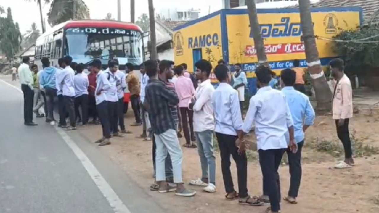 ಯುವನಿಧಿ: ಮಾರ್ಗ ಮಧ್ಯೆ ಕೆಟ್ಟುನಿಂತ ಕೆಎಸ್​ಆರ್​ಟಿಸಿ ಬಸ್​ ತಳ್ಳಿದ ವಿದ್ಯಾರ್ಥಿಗಳು
